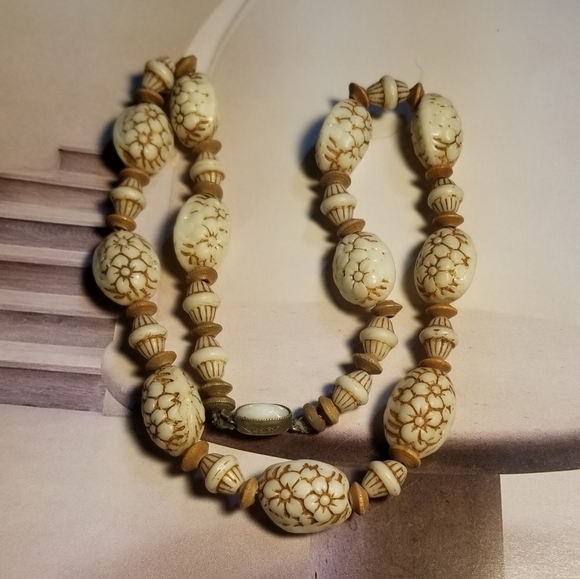 DECO MAX NEIGER Uranium Glass Necklace - Picture 3 of 6